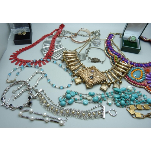 903 - Costume jewellery