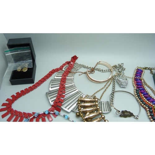 903 - Costume jewellery