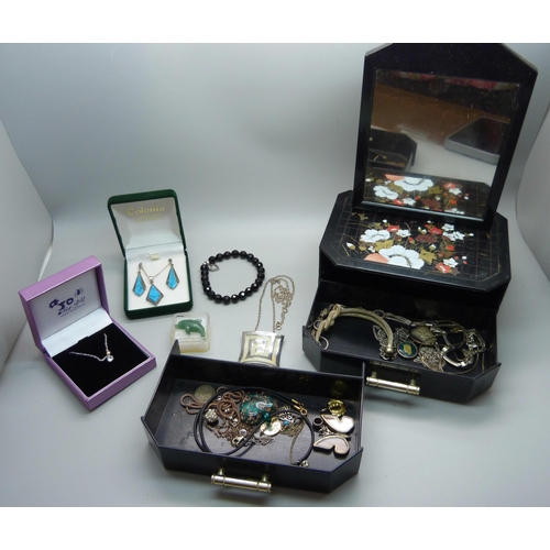 905 - A jewellery box with silver jewellery including a silver and turquoise set