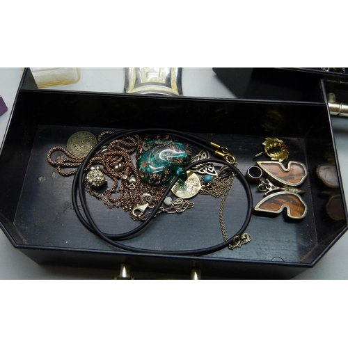 905 - A jewellery box with silver jewellery including a silver and turquoise set