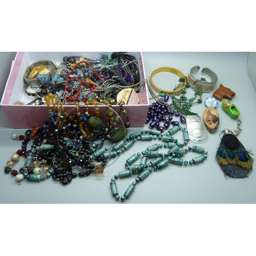 907 - Costume jewellery