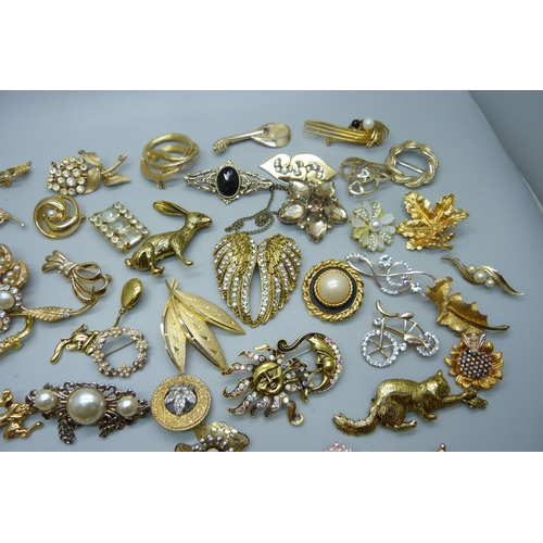 908 - A collection of costume brooches