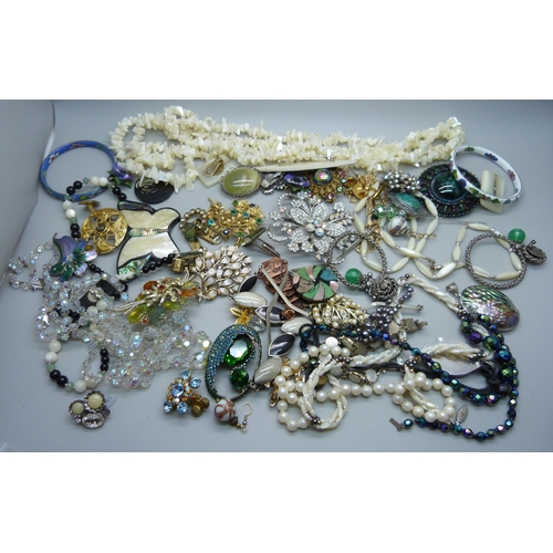 913 - A collection of costume jewellery