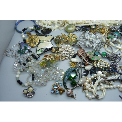 913 - A collection of costume jewellery