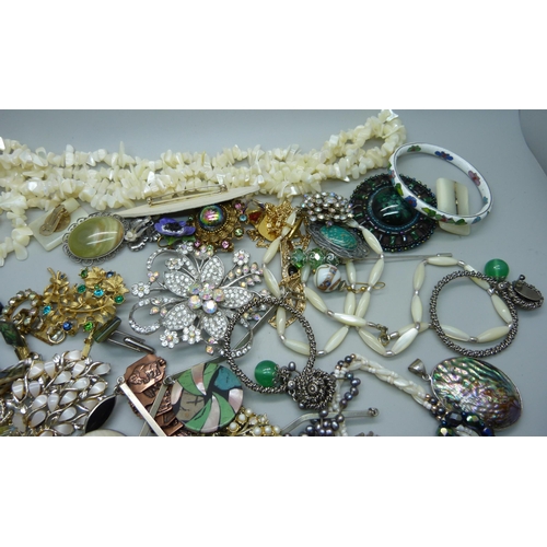 913 - A collection of costume jewellery