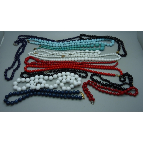 914 - A collection of bead necklaces