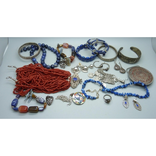 915 - A collection of jewellery