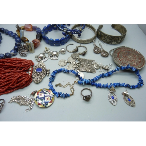 915 - A collection of jewellery