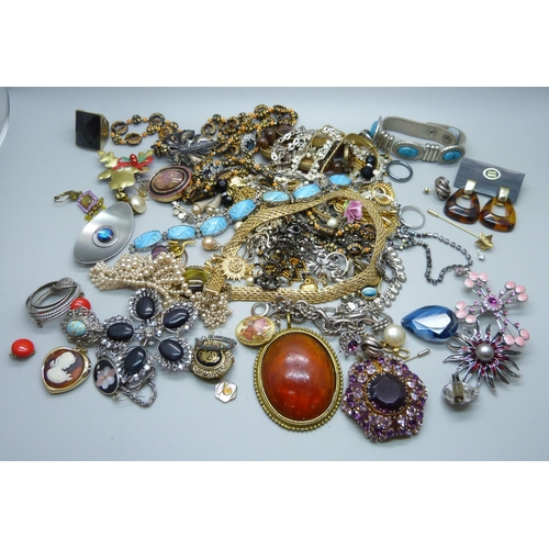 916 - A collection of costume jewellery