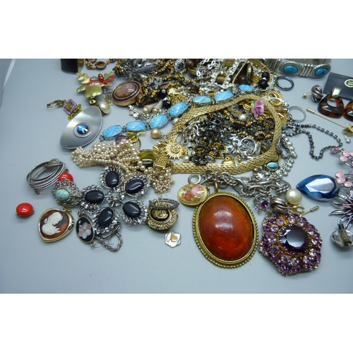 916 - A collection of costume jewellery