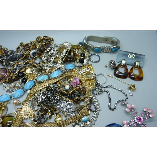 916 - A collection of costume jewellery