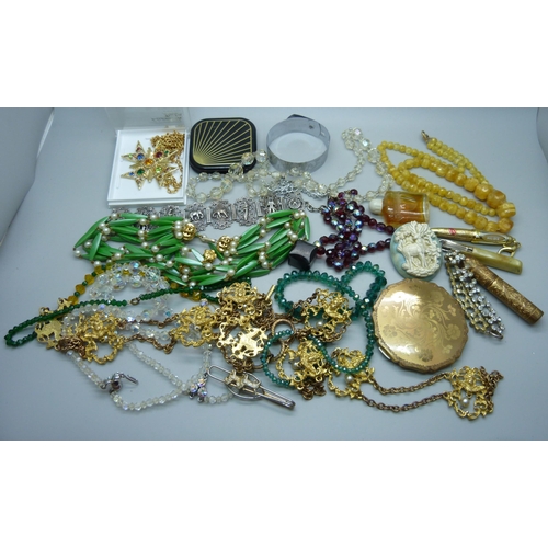 917 - Vintage jewellery, compacts, etc.