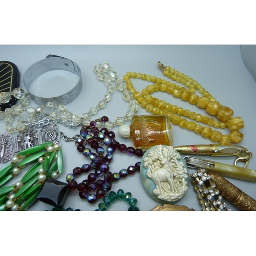 917 - Vintage jewellery, compacts, etc.