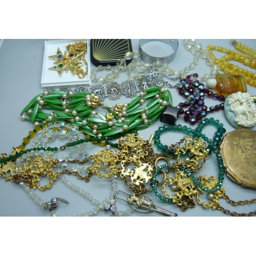 917 - Vintage jewellery, compacts, etc.