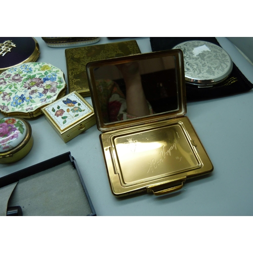 918 - Assorted items;-compacts, trinket pots, a pen with 14ct gold nib