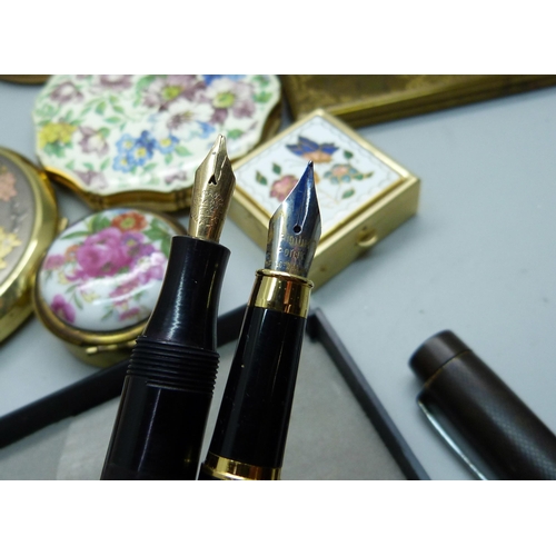 918 - Assorted items;-compacts, trinket pots, a pen with 14ct gold nib