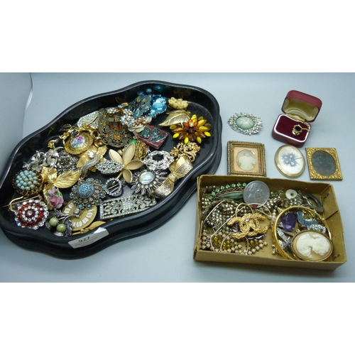 927 - A tray of brooches and a box of vintage jewellery