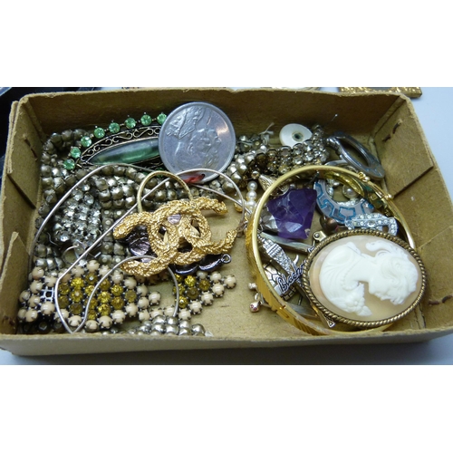 927 - A tray of brooches and a box of vintage jewellery