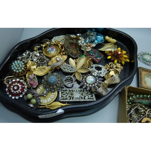 927 - A tray of brooches and a box of vintage jewellery