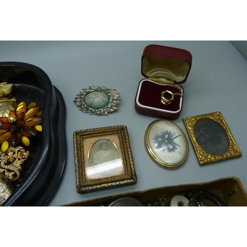 927 - A tray of brooches and a box of vintage jewellery