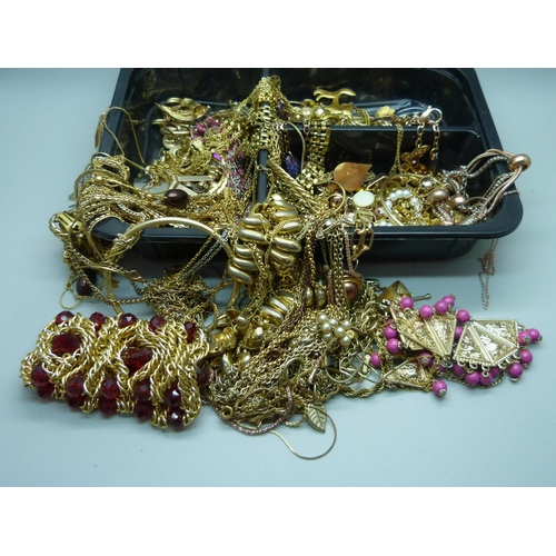 929 - Gold tone jewellery