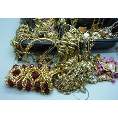 929 - Gold tone jewellery