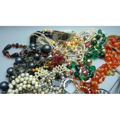 930 - A tin of costume jewellery and hat pins