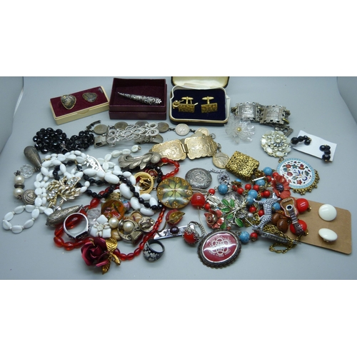 934 - A collection of assorted jewellery, brooches, bracelets, earrings and necklaces, etc.