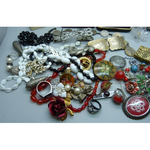 934 - A collection of assorted jewellery, brooches, bracelets, earrings and necklaces, etc.