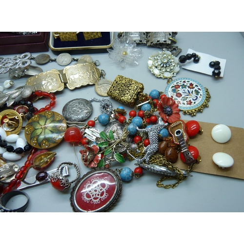 934 - A collection of assorted jewellery, brooches, bracelets, earrings and necklaces, etc.