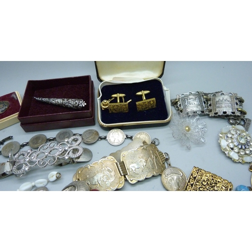 934 - A collection of assorted jewellery, brooches, bracelets, earrings and necklaces, etc.