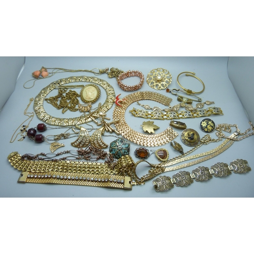 935 - A collection of gold tone jewellery