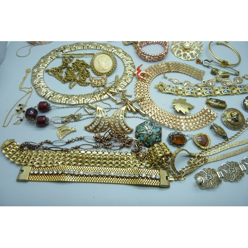 935 - A collection of gold tone jewellery