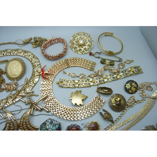 935 - A collection of gold tone jewellery