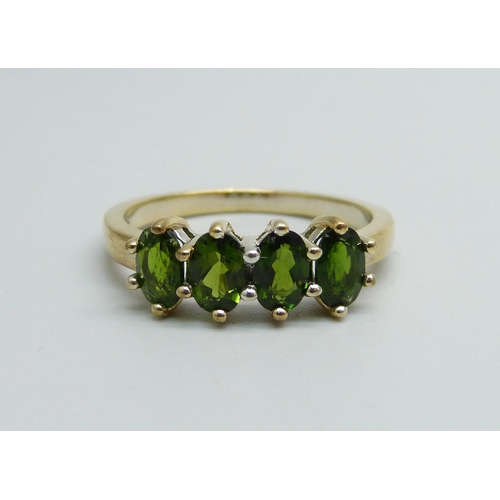 941 - A silver gilt four stone diopside ring, U