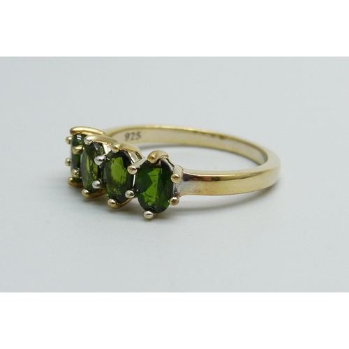 941 - A silver gilt four stone diopside ring, U