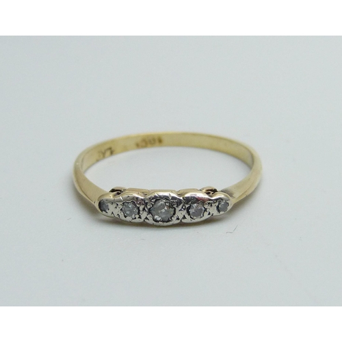 942 - An 18ct gold five stone diamond ring, 2g, Q