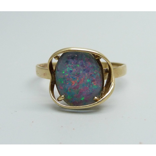 944 - A 9ct gold opal doublet ring, 3.1g, W