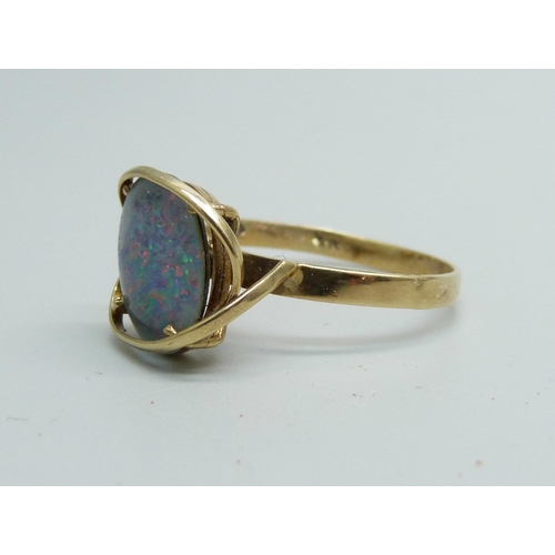 944 - A 9ct gold opal doublet ring, 3.1g, W