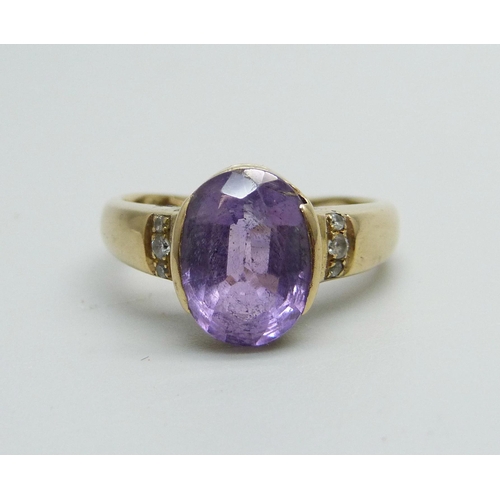 946 - A yellow metal amethyst solitaire ring, 4.6g, O