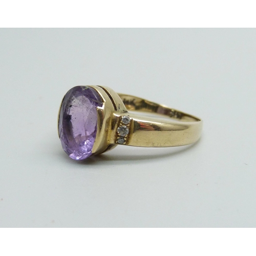 946 - A yellow metal amethyst solitaire ring, 4.6g, O