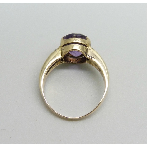 946 - A yellow metal amethyst solitaire ring, 4.6g, O