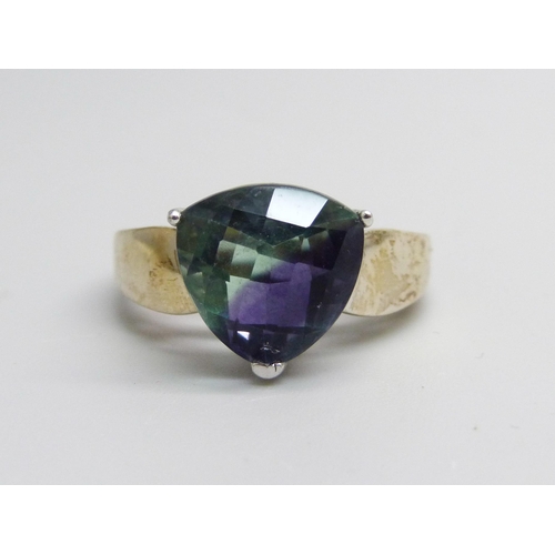 957 - A silver gilt colour change trilliant cut fluorite ring, R