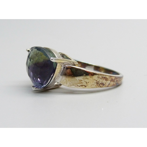 957 - A silver gilt colour change trilliant cut fluorite ring, R