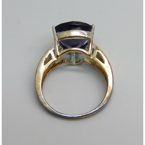 957 - A silver gilt colour change trilliant cut fluorite ring, R