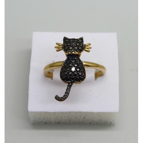 961 - A silver gilt black cat ring set with black diamond accents, R