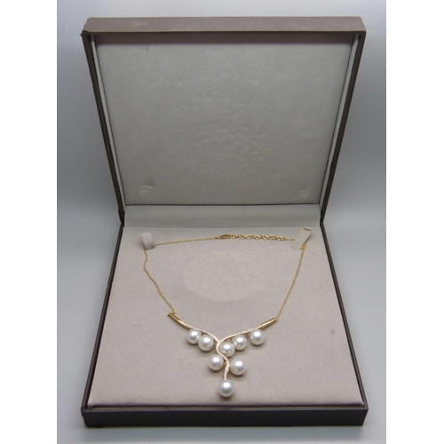 977 - An 18ct gold, diamond and pearl articulated necklace, 26.7g,