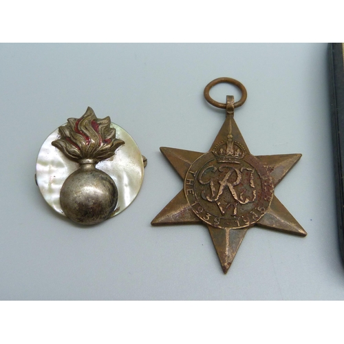 980 - A Sherwood Foresters medallion, a/f, a silver and tortoiseshell Royal Artillery badge