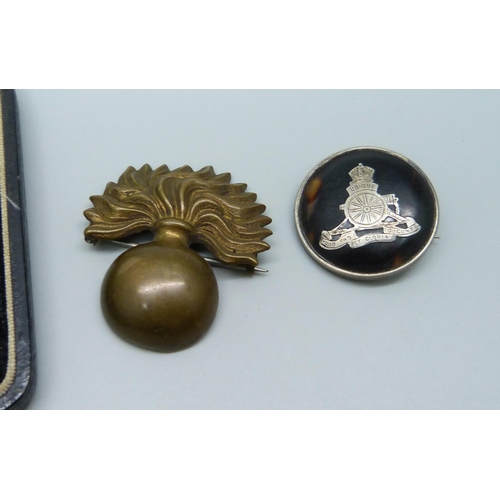 980 - A Sherwood Foresters medallion, a/f, a silver and tortoiseshell Royal Artillery badge