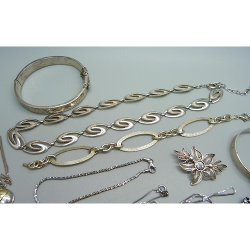 984 - A collection of 925 silver jewellery, 108g